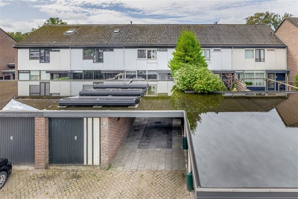 Verkocht onder voorbehoud: Instap-klaar, modern, gelegen aan het water, een Energielabel A, luxe keuken, moderne badkamer, en een garage met carport. 
Deze heerlijke en sfeervolle woning heeft het allemaal !